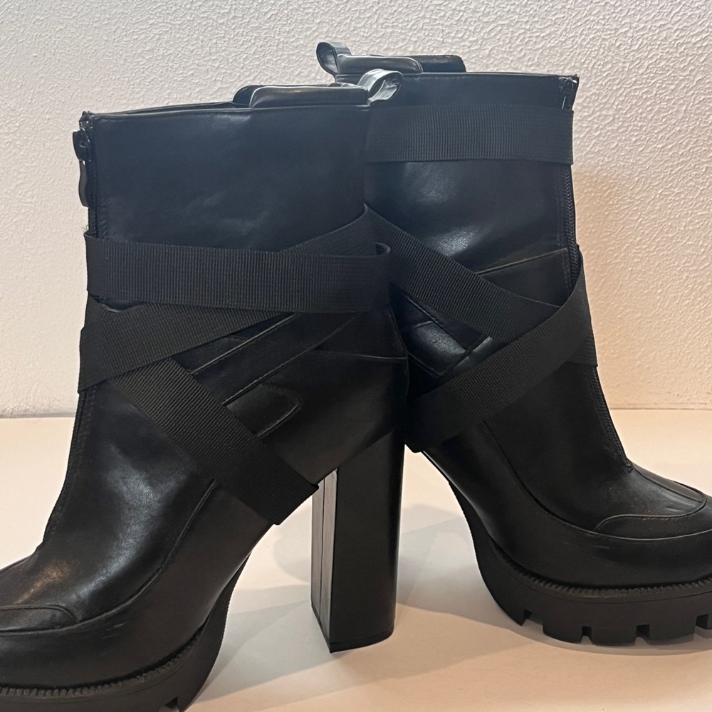 Amazon Essentials Black Heeled Boots - Picture 5 of 7